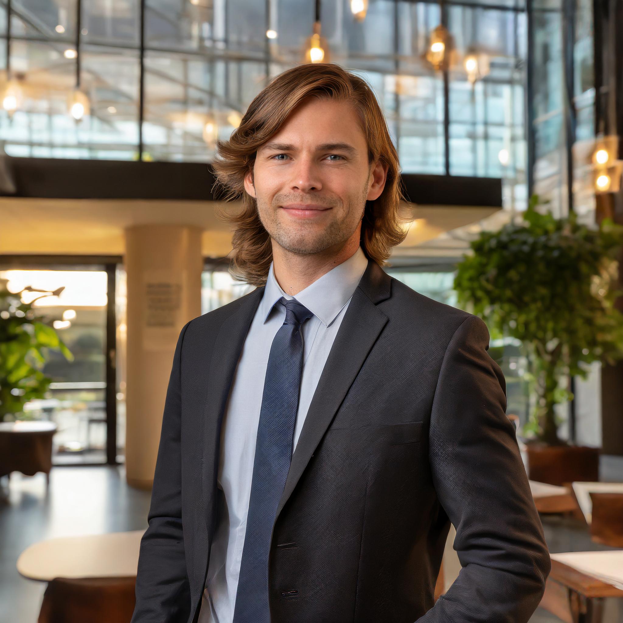 Mann in Anzug, freundlich und professionell